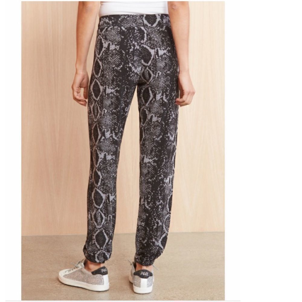 LNA Brushed Python Snake Animal Print Joggers Pants In Charcoal Python.Size S - Picture 3 of 15